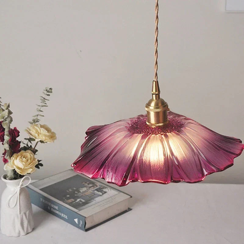 FloraLuxe | Élégante Lampe Suspendue en Verre Floral pour Salle à Manger 4