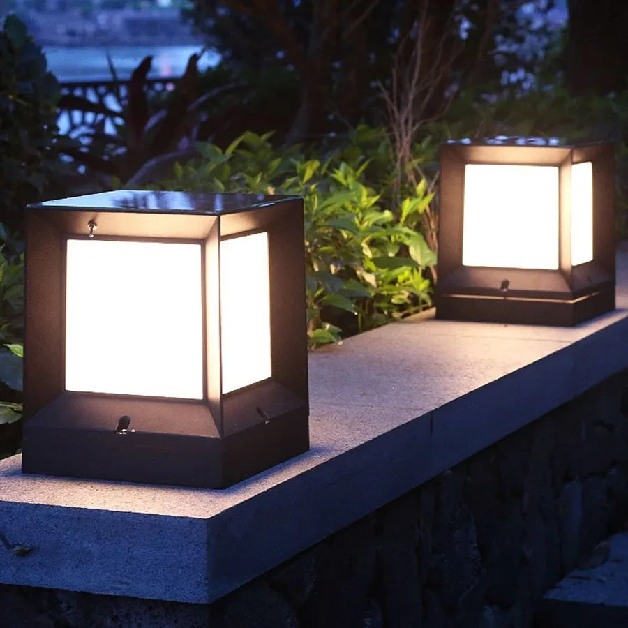 LumiCube | Élégante Lampe sur Pied Moderne pour Espace Extérieur 2