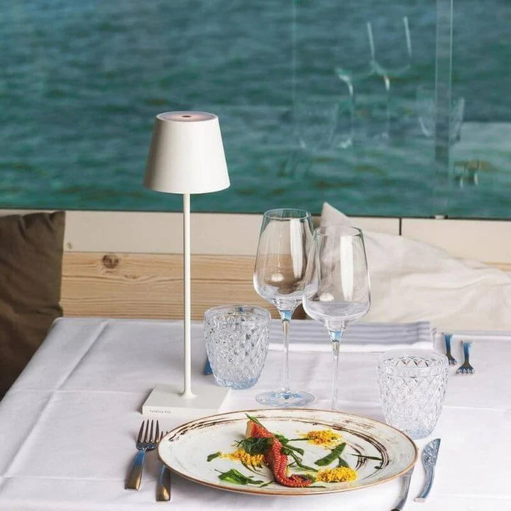 LumièreNordique | Élegante Lampe de Table Rechargeable Sans Fil en Aluminium 4