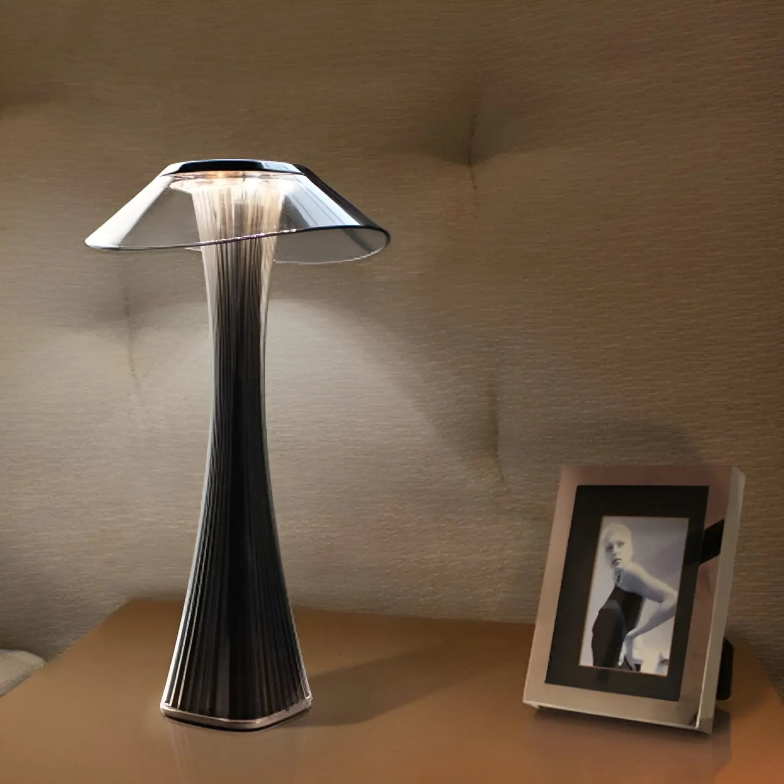 Luminari | Élégante Lampe de Chevet en Métal et Verre Design Contemporain 1