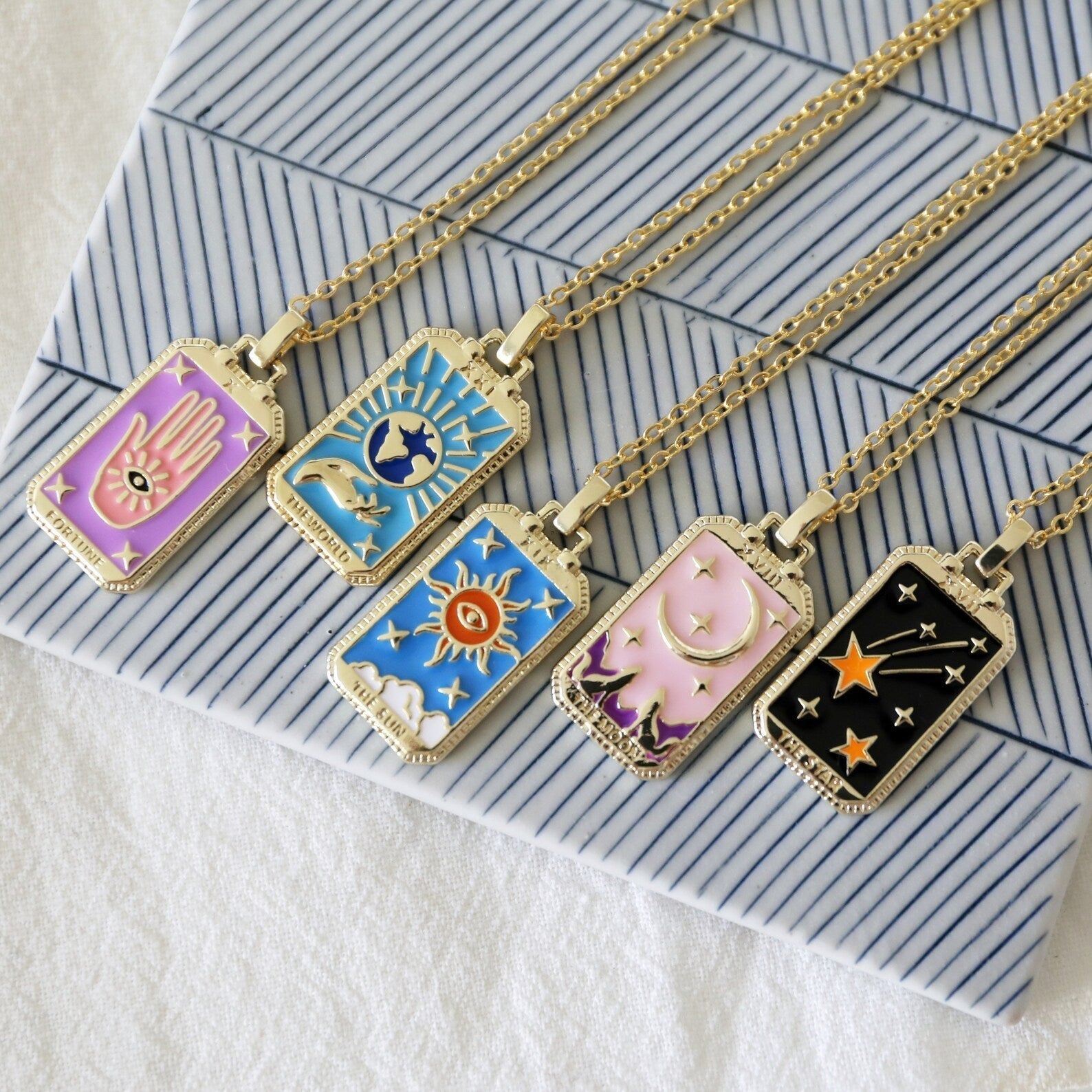 Collier Cartes de Tarot Envoûtant - Design Coloré Symbolique