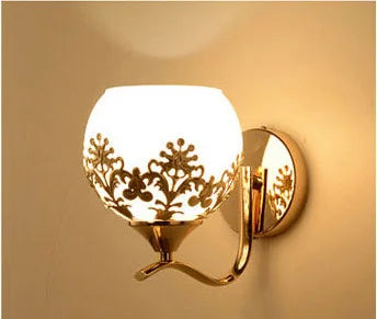 LuxeGlow - Applique Murale LED Doree pour un Eclairage Chaleureux