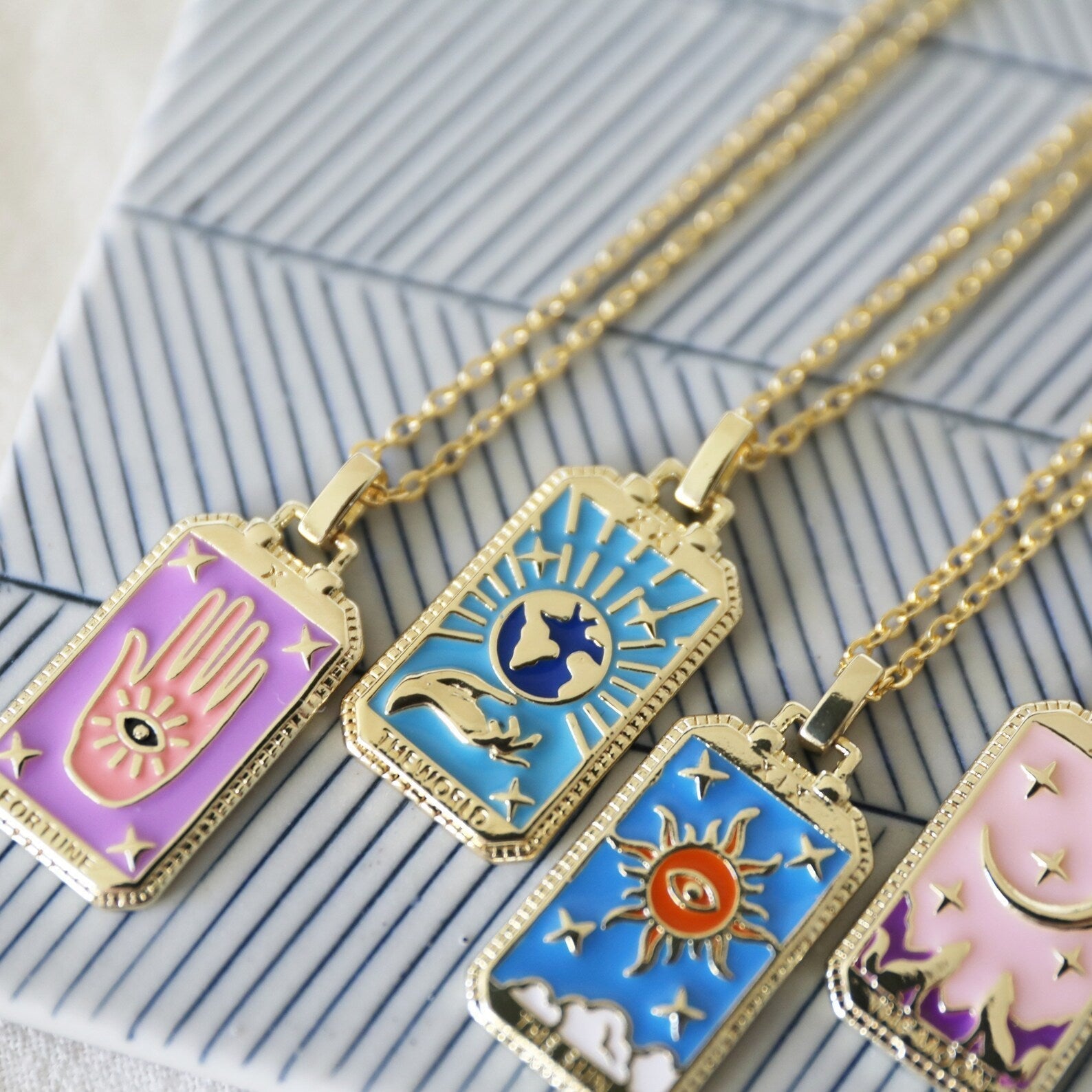 Collier Cartes de Tarot Envoûtant - Design Coloré Symbolique