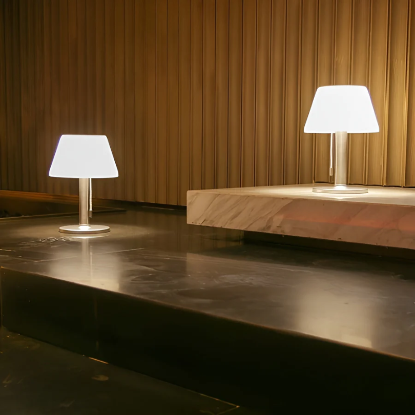 SolarLuxe Lamp – Lampe de Table Solaire Moderne