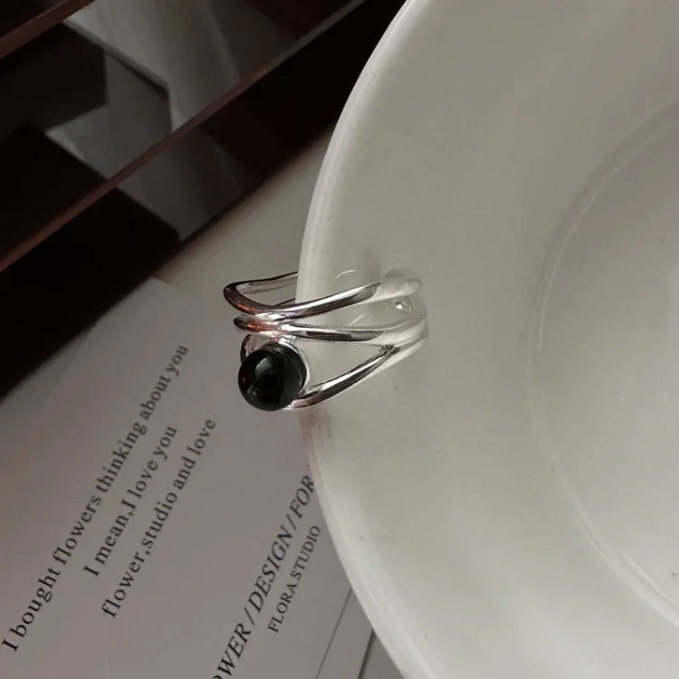 Arden - Bague en onyx noir multilignes au caractère fort