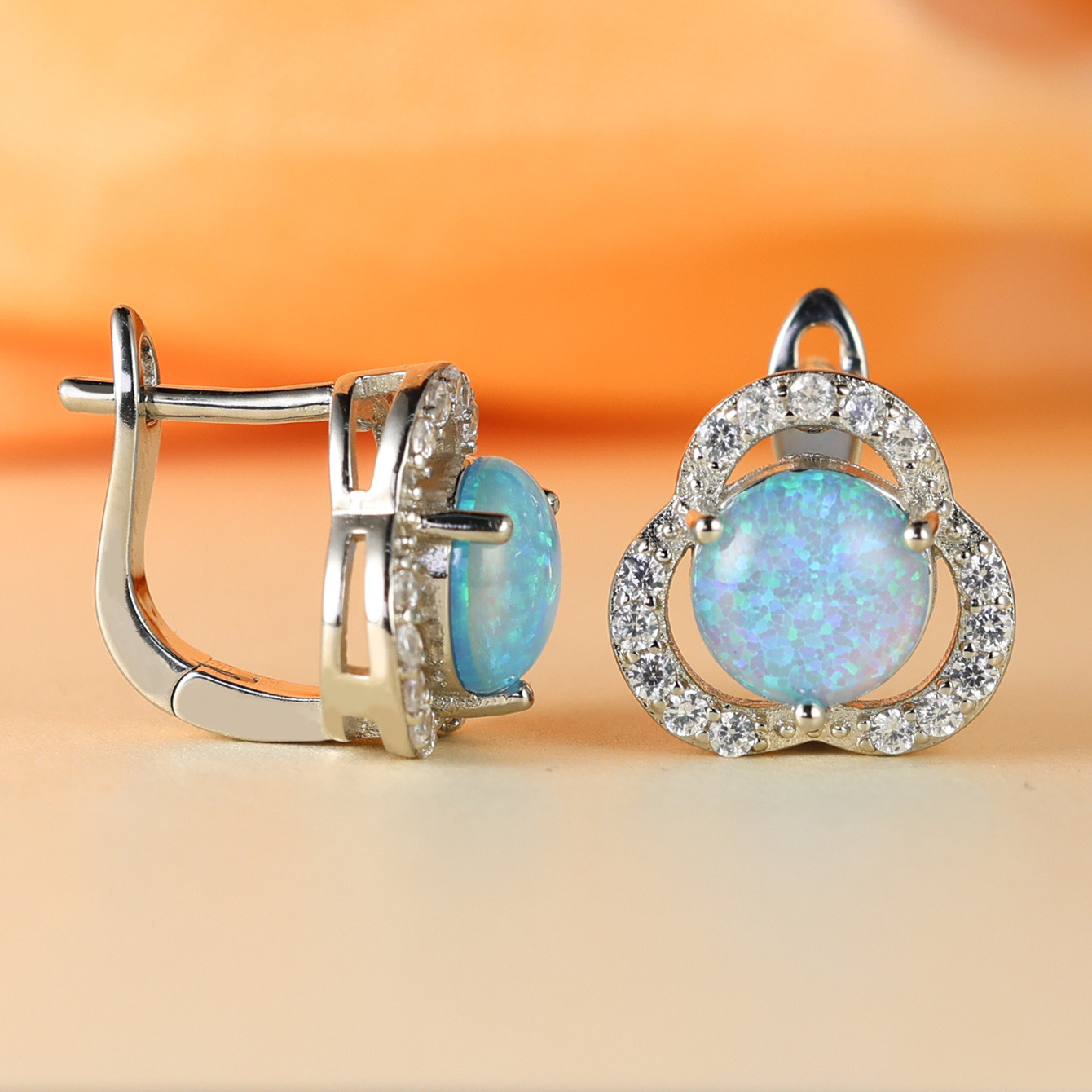 Elara - Boucles d'oreilles trèfle en opale blanche et zircone