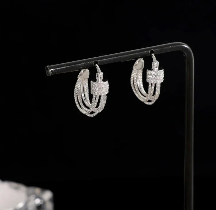 Aria - Boucles géométriques multicouches au style audacieux