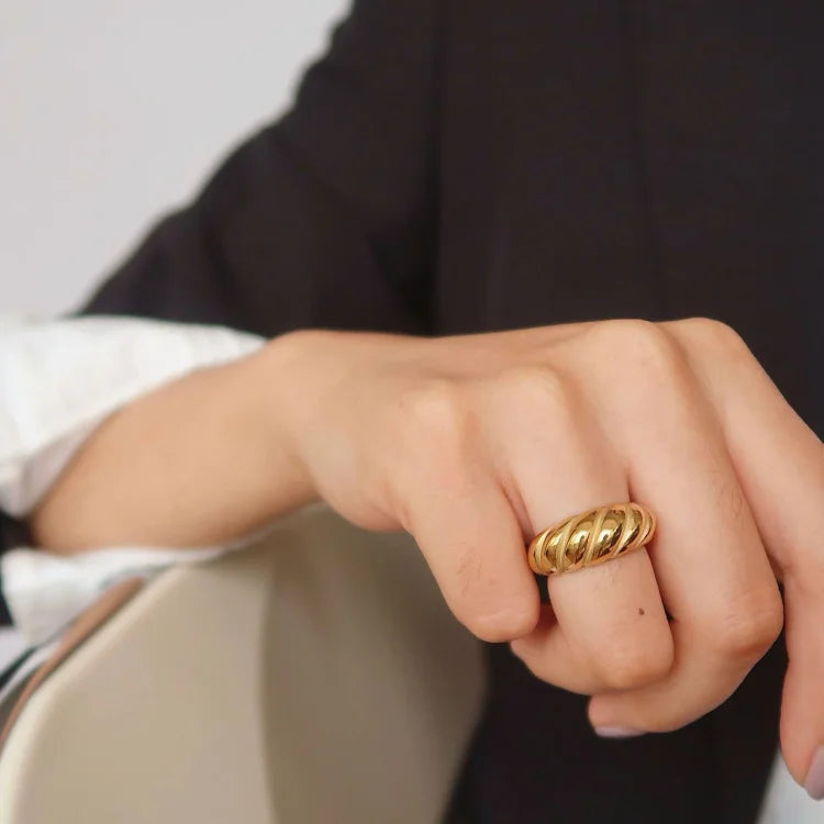 Selene - Bague cordée dorée à l'élégance intemporelle