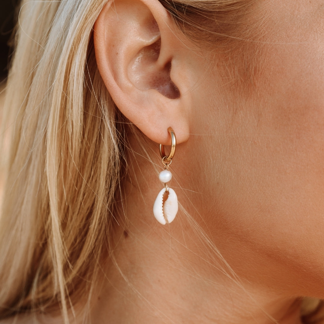 Elara - Boucles d'oreilles coquillage cowrie élégantes