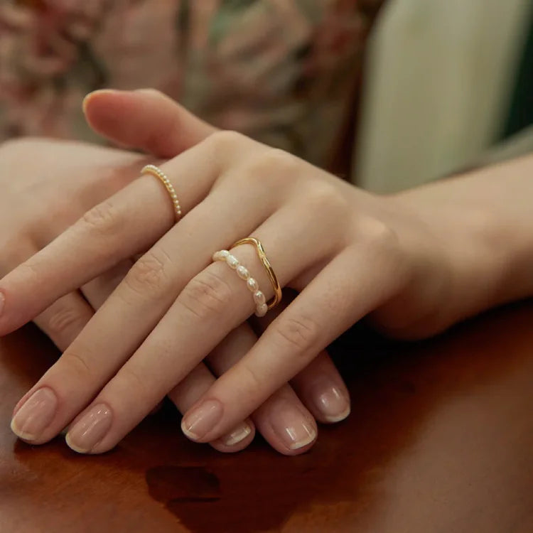 Ivy - Bague double couche dorée avec perle d'eau douce