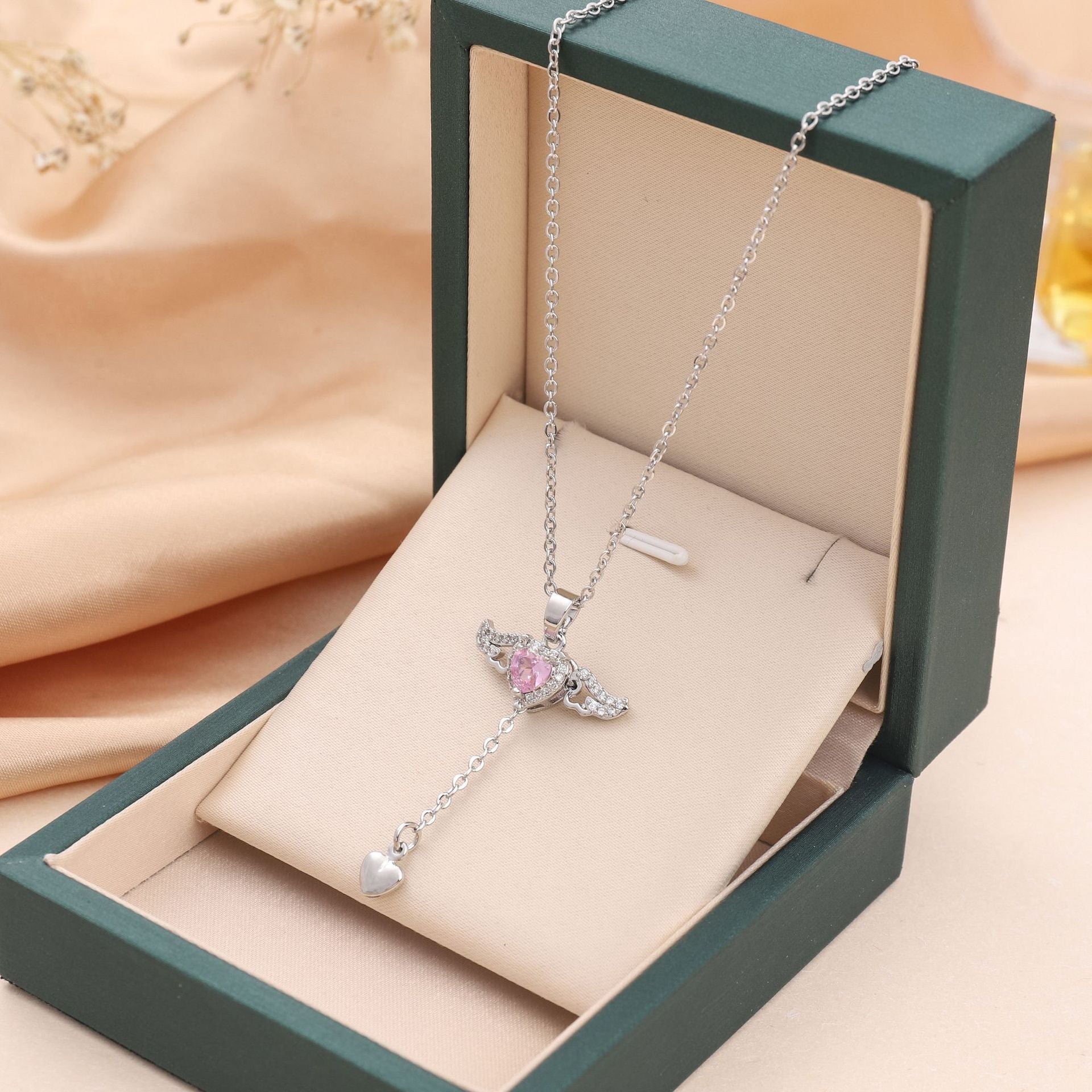 Livia - Collier pendentif aile d'ange élégant