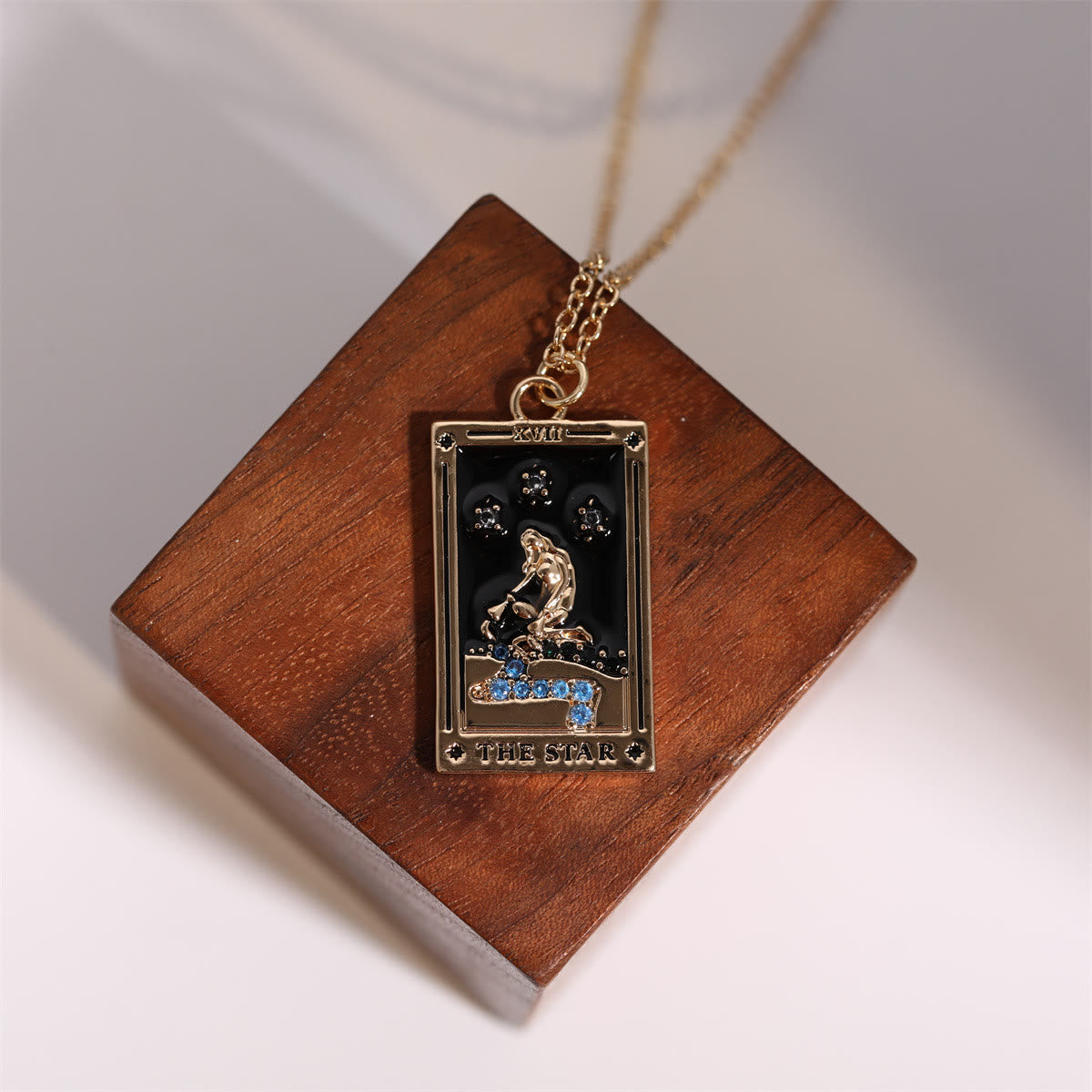 Amara - Collier pendentif tarot doré en zircone