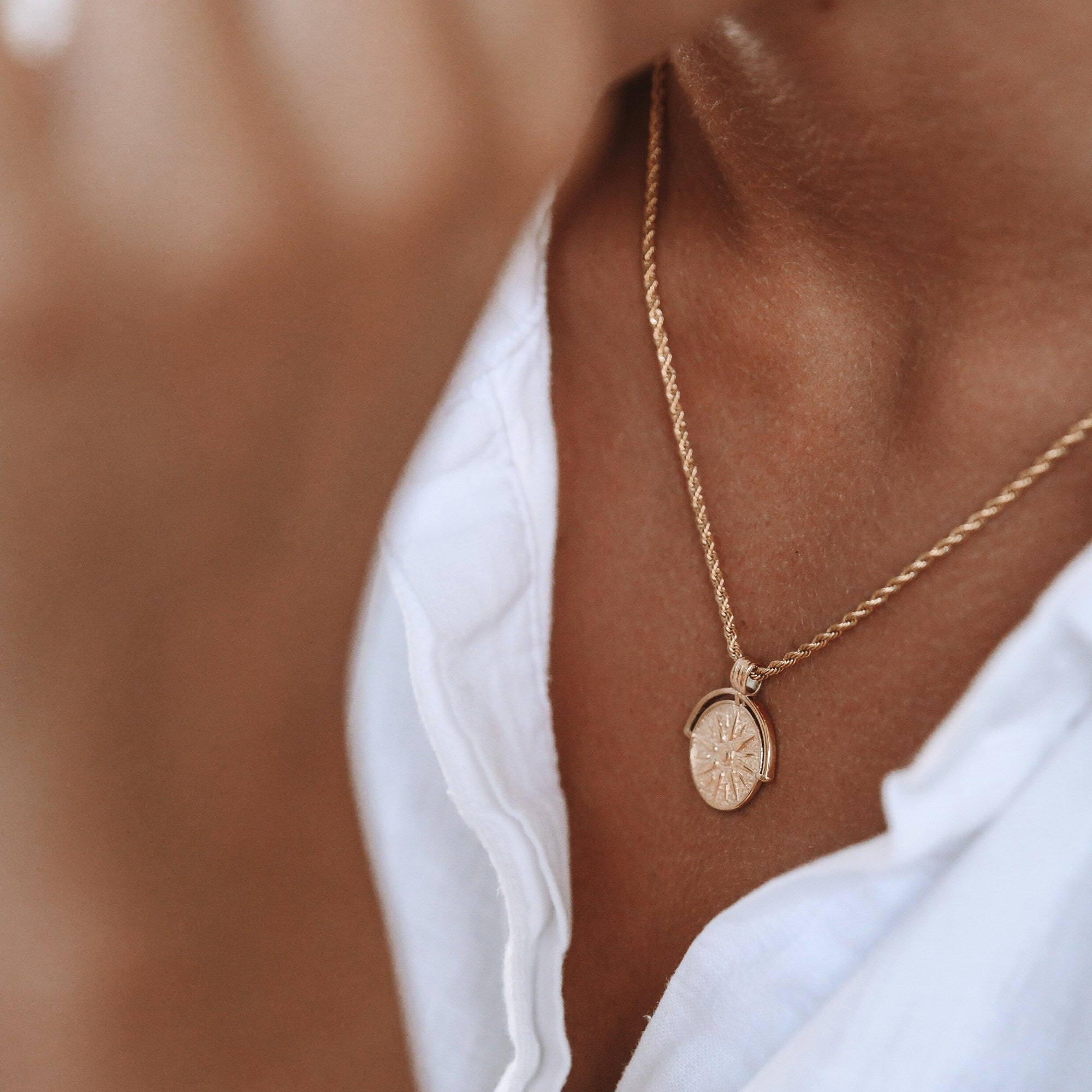 Aurora - Collier pendentif soleil élégant