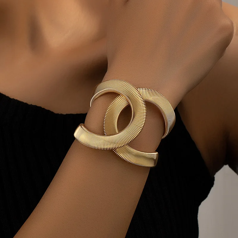 Amara - Bracelet doré à double rang au look élégant et sophistiqué