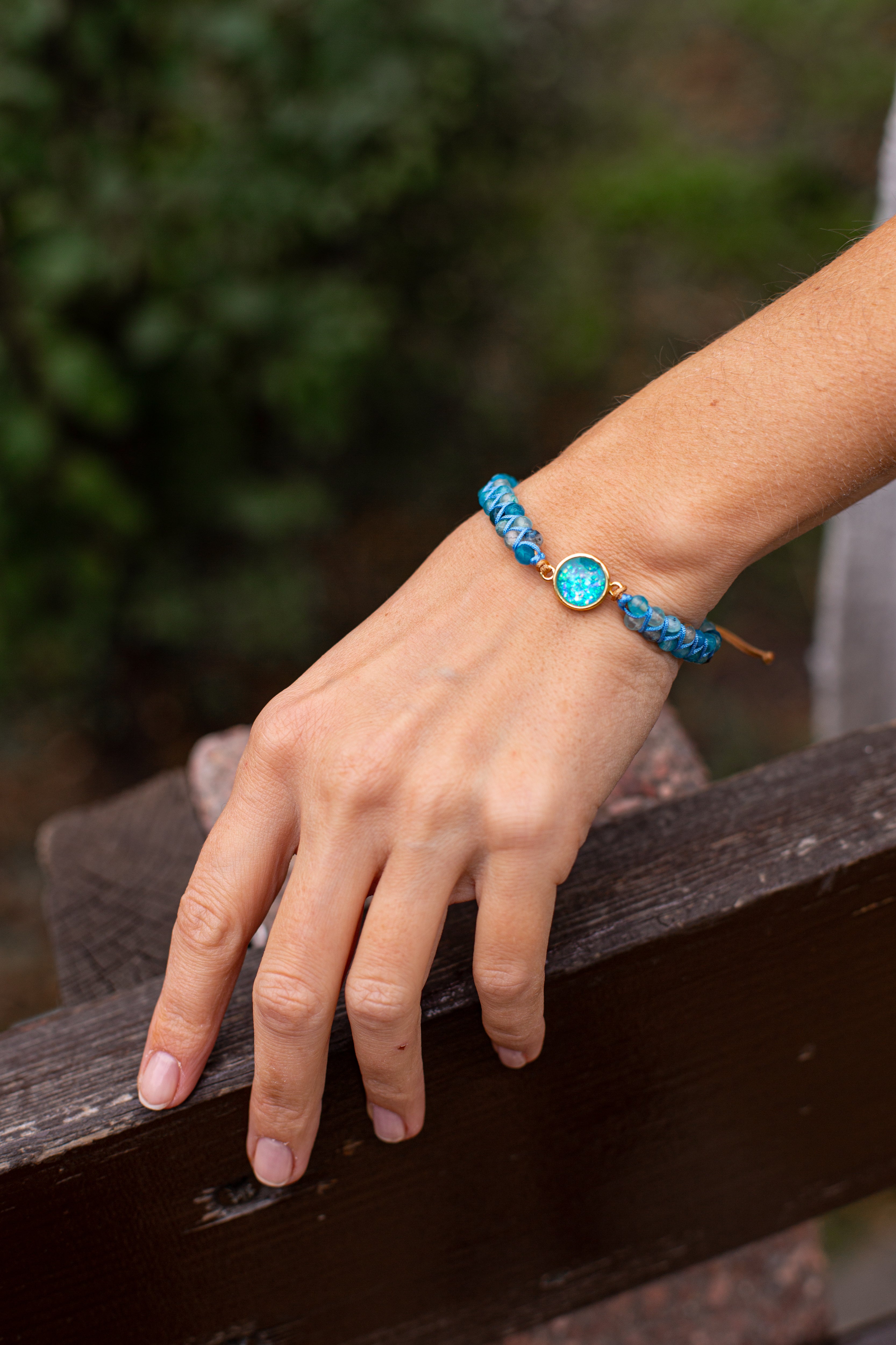 Liora - Bracelet perlé en opale bleue
