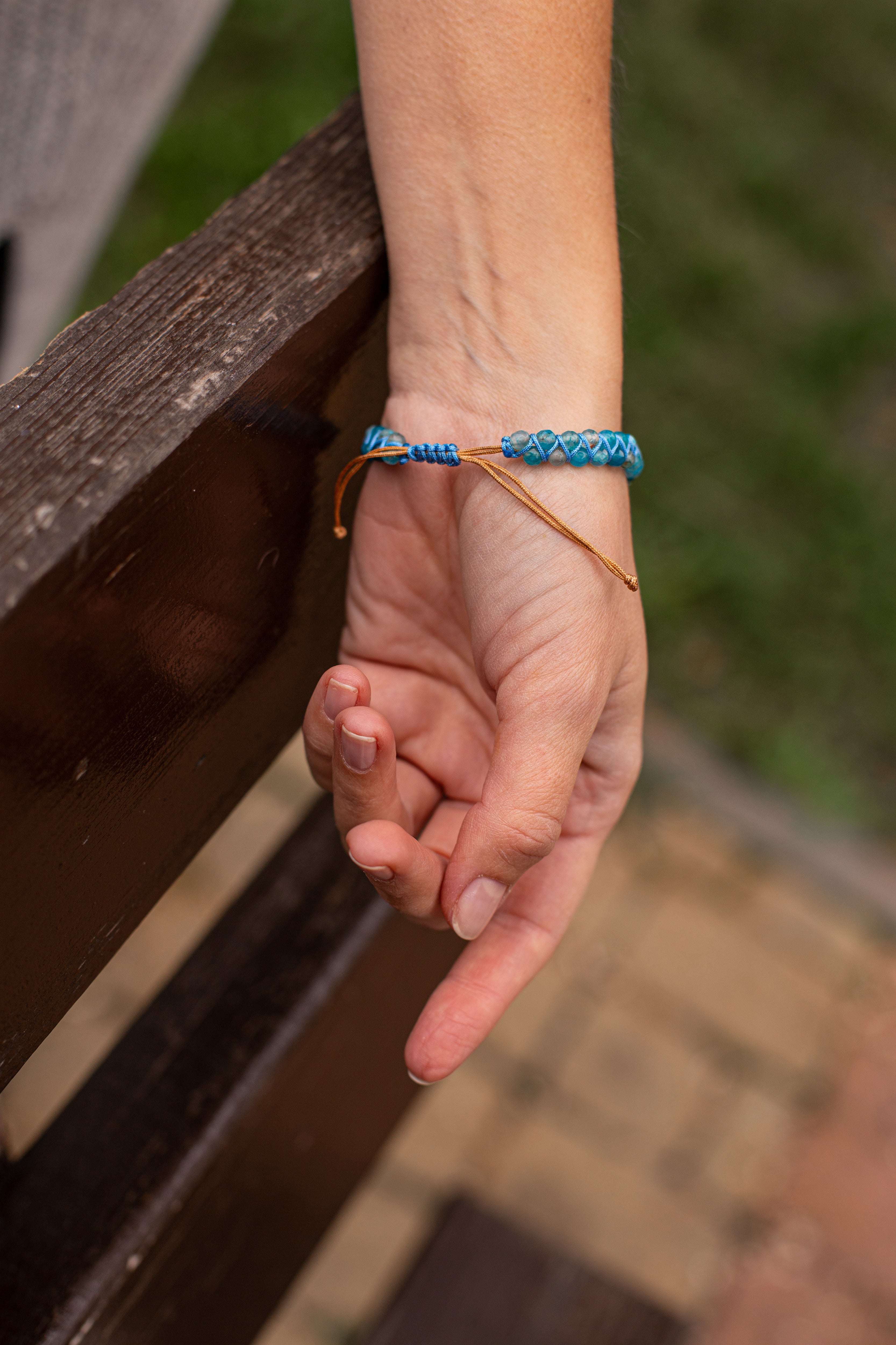 Liora - Bracelet perlé en opale bleue