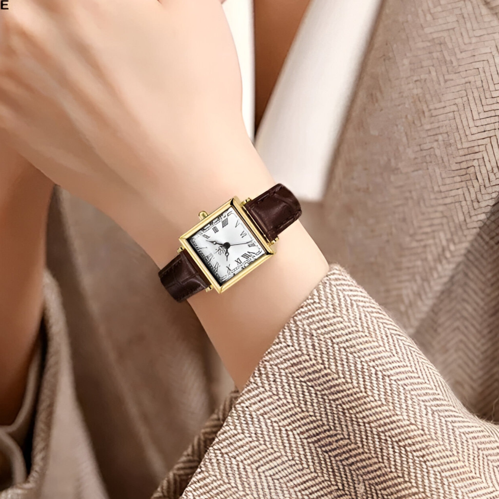 Vivienne Time – Montre Femme Carrée Stylée